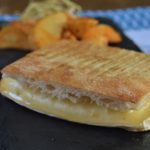 MONTADITO DE QUESO BRIE CON CEBOLLA CARAMELIZADA