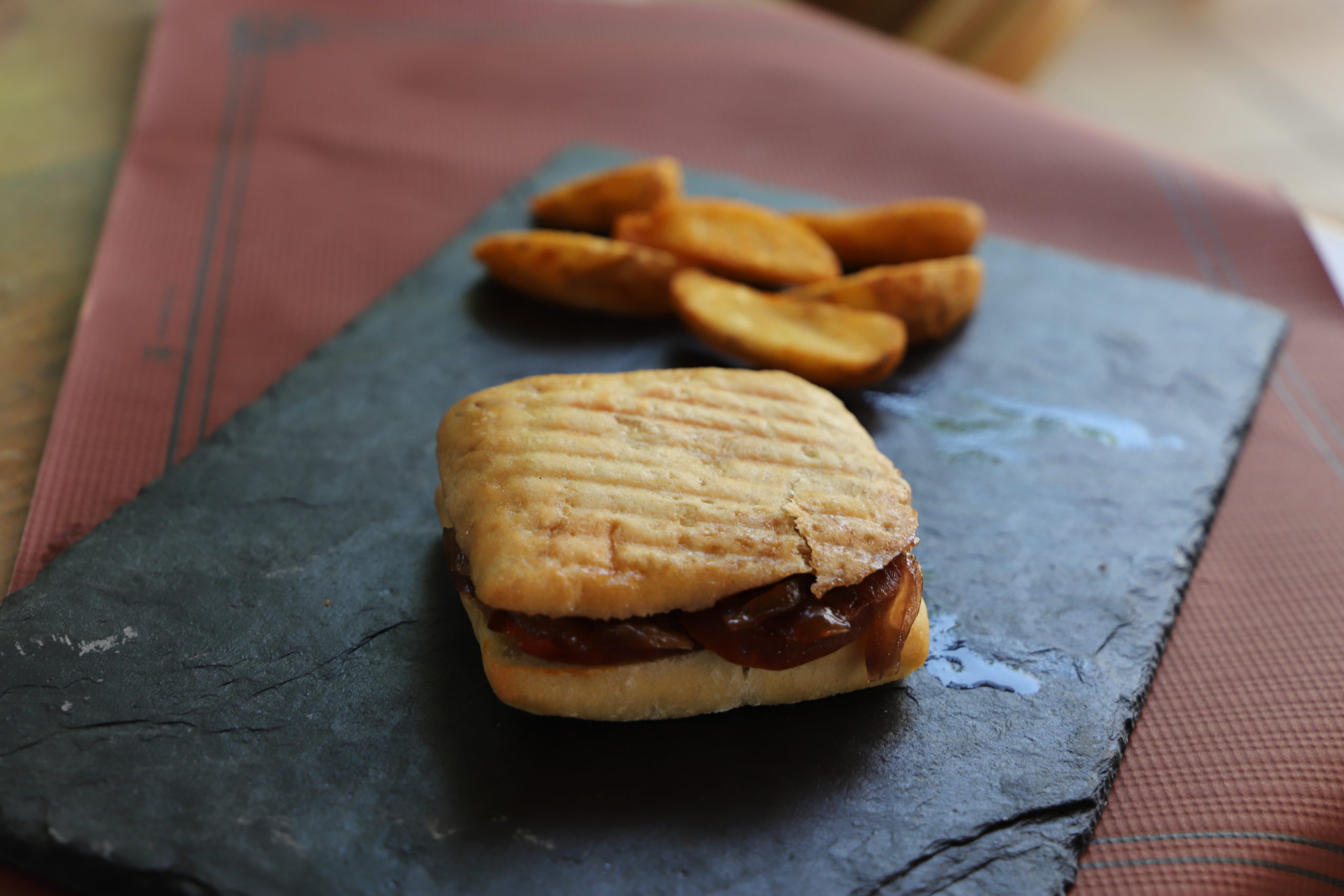 montado chorizo y ceboblla caramel